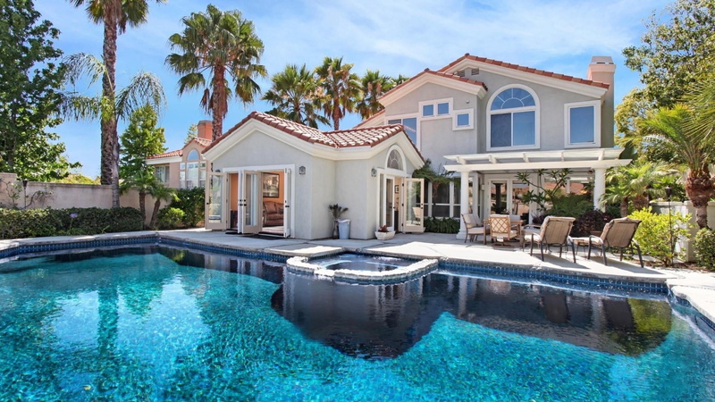 facade, luxury, home ownership, mansion, architecture, pool, home, resort, villa, blue, leisure, house, built structure, poolside, upper class, cottage