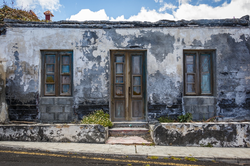 house, plant, 2K, closed, outdoors, window, old house, built structure, old houses, white, entrance, lapsed, day, door, old, staircase, photo, old building