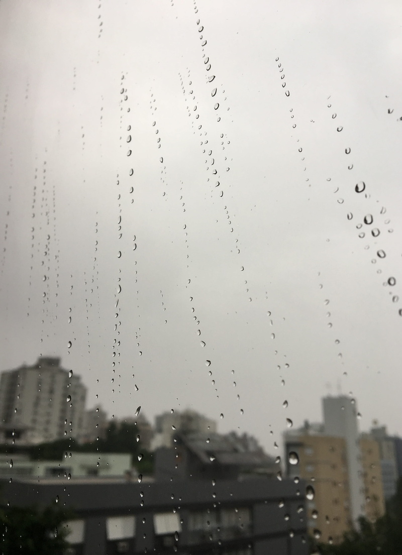 building exterior, chuva, city, cidade, rainy season, 4K, triste, outdoors, no people, office building exterior, raindrop, rain, focus on foreground, window