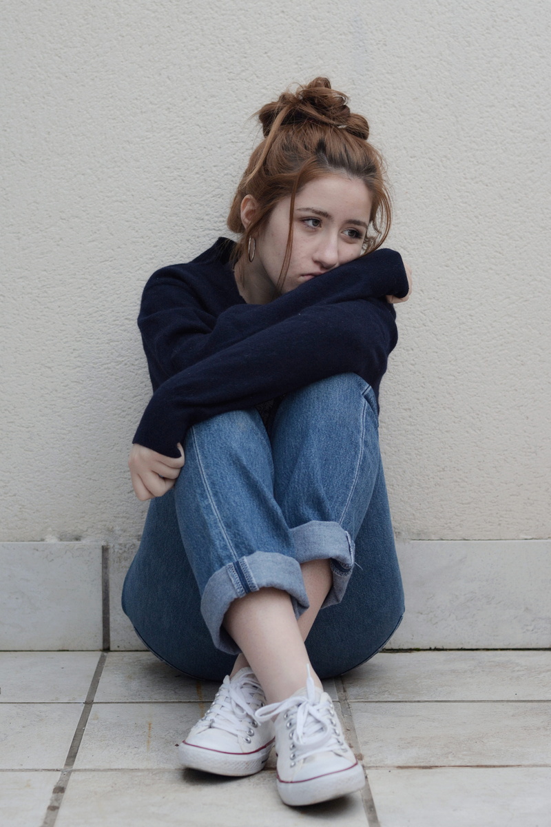 one person, spain, ouffit, women, front view, contemplation, indoors, girl, chica, casual clothing, shoe, triste, emotion, blanco, photo, teenager, young adult