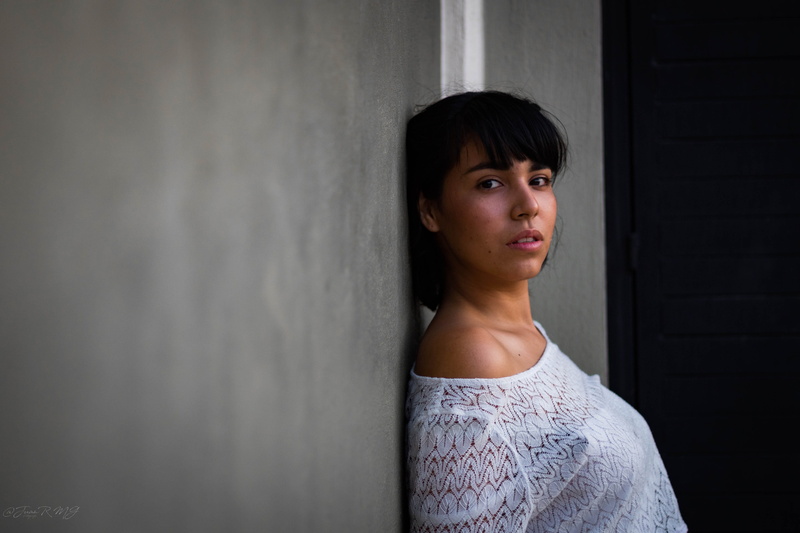 street, women, girl, beautiful woman, leaning, eye, sad, front view, wall - building feature, black hair, top, one person, hairstyle, standing, chica, ojo