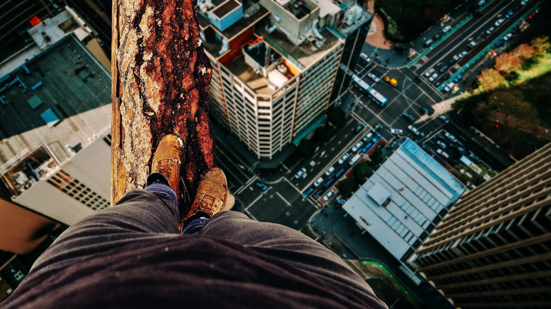 tree, one person, junction, gorge road, human leg, 2K, risk, buildings, outdoors, log, personal perspective, building, tired of living, courageous, height
