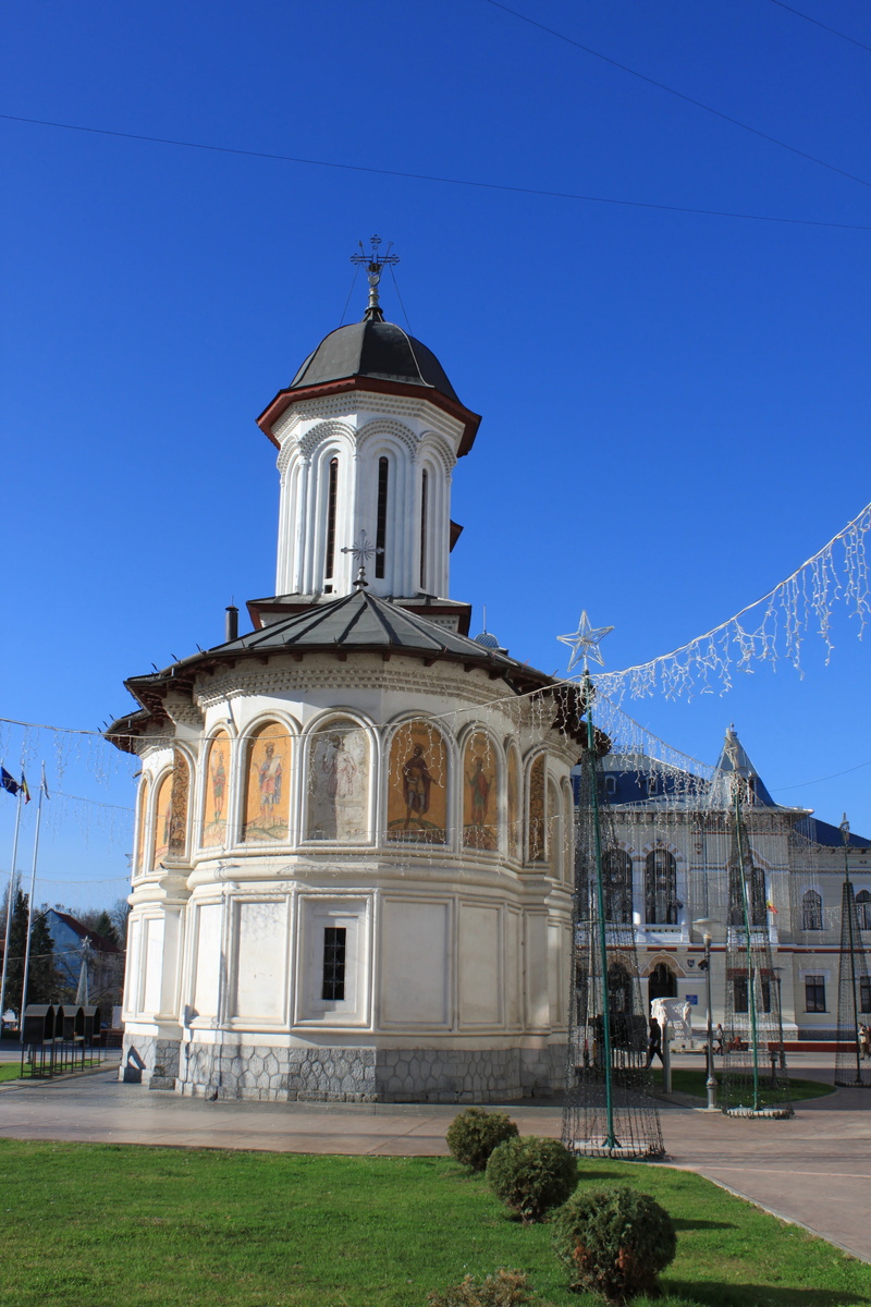 spirituality, built structure, romania, grass, belief, târgu jiu, buildings, god, city, spire, day, 2K, church, nature, tîrgu jiu, building exterior, gorj