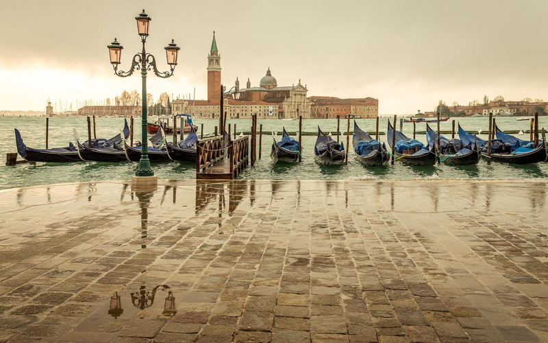 building, travel Destinations, sea, cityscape, romance, canal, mode of transportation, journey, gondolier, building Exterior, vacations, architecture, tourist