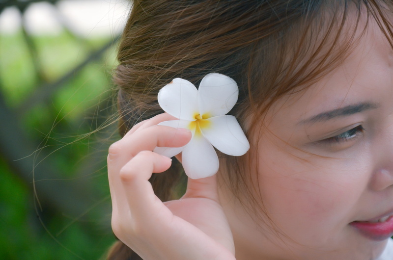 leisure activity, outdoors, innocence, child, porcelain flowers, close-up, plant, girls, beauty in nature, corsage flower, vulnerability, white flowers