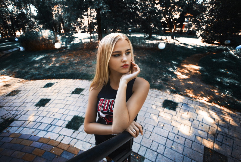 lifestyles, bulls, beauty, women outdoors, day, portrait, front view, casual clothing, red, hair, model, young adult, chicago, leisure activity, real people