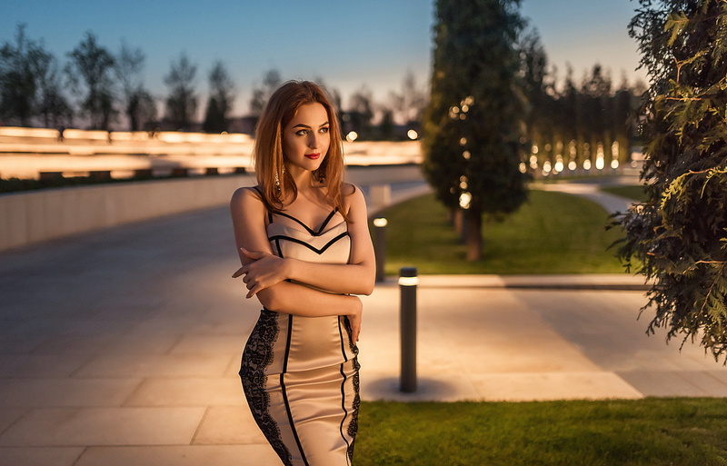 adult, arms crossed, glamour women, outdoors, one person, leisure activity, lifestyles, footpath, beautiful woman, focus on foreground, hairstyle, young women