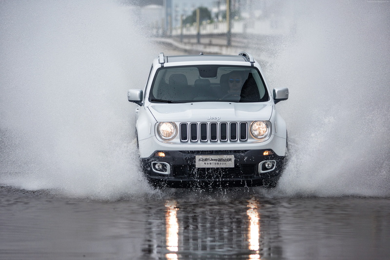 Jeep Renegade Limited, 4K, white, spray