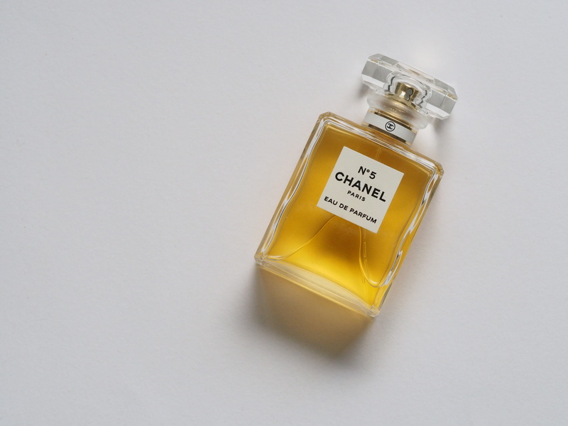 close-up, spray, liquid, gold colored, perfume, still life, 4K, studio shot, text, paris, white background, yellow, chanel, no people, communication, gray background