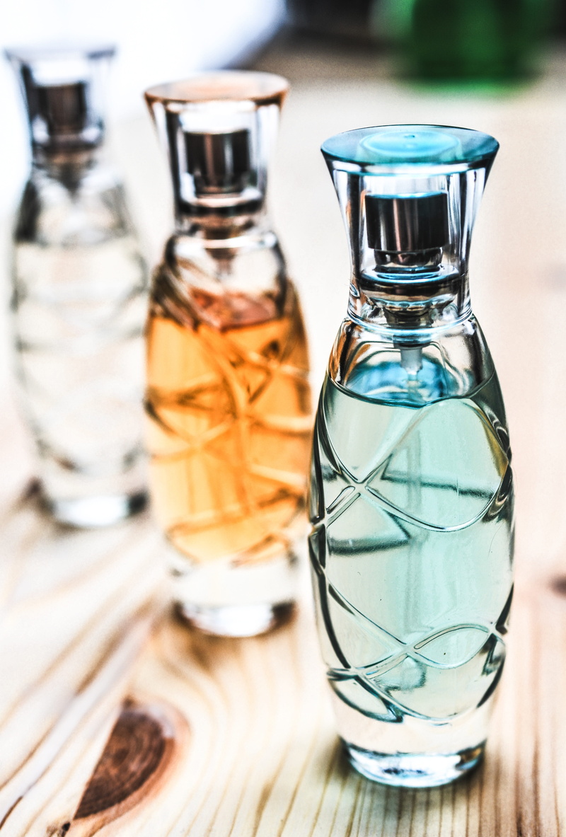 bottle, bottles, spray, blur, food and drink, surface, 5K, drink, elegance, table, no people, fragrance, perfume, cologne, aroma, focus, transparent, drinking glass