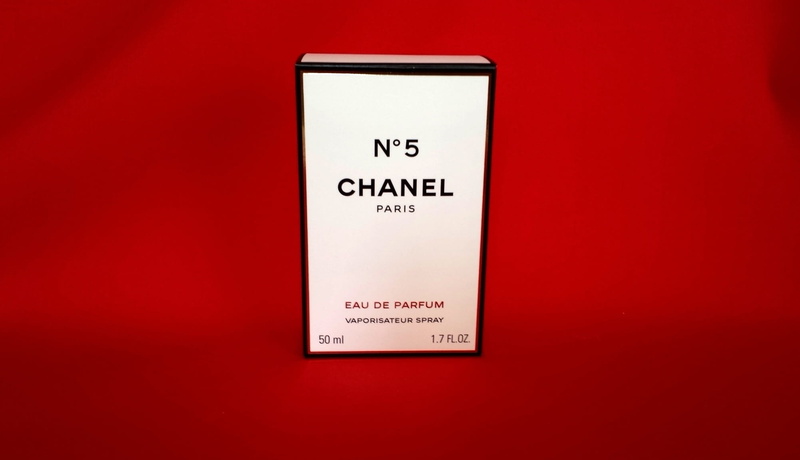 lifestyle, writing, eau, young, label, aroma, aromatherapy, woman, studio shot, de, Lotion, red, cosmetic, fragrance, Mama, western script, liquid, elegant