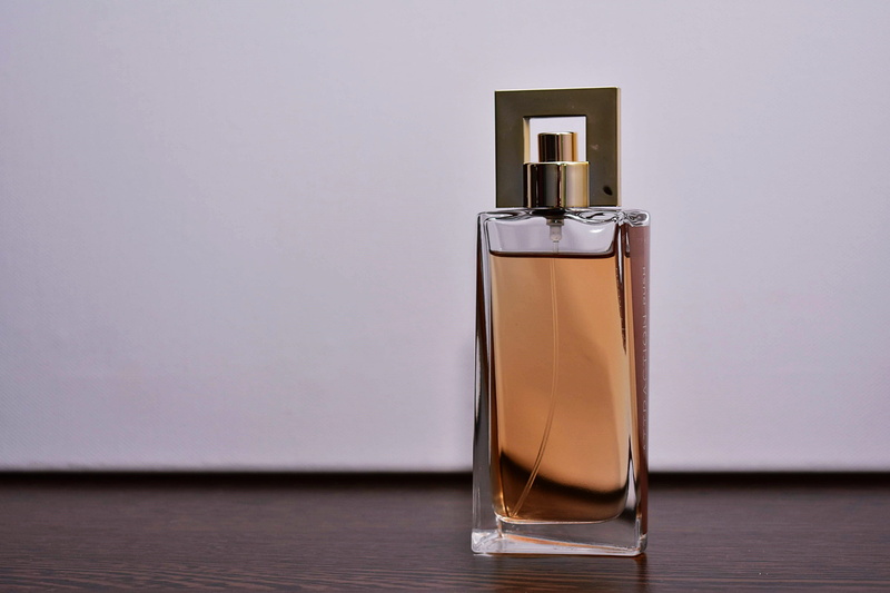 food and drink, household equipment, studio shot, drink, container, smell, transparent, aroma, perfume, purity, indoors, copy space, photo, glass, 4K