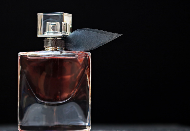 perfume, pink, copy space, still life, no people, seasoning, spray, black, background, sweet food, drink, food, 4K, glass bottle, black background, perfume sprayer