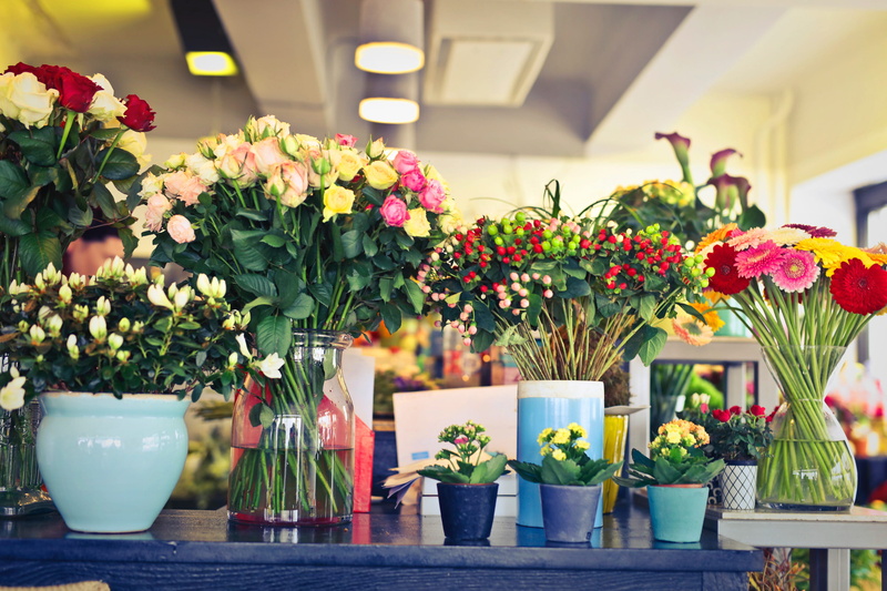yellow, table, natural, view, blossom, arrangement, choice, glass stems, red, rose, freshness, retail, blue, pot, bouquet, retail display, vulnerability