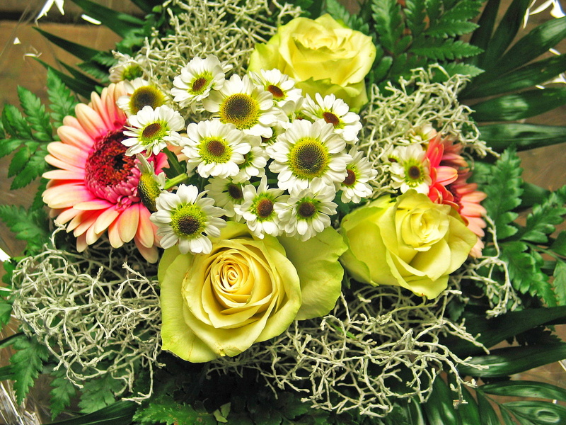 vase, outdoors, bloom, bouquet, white, no people, photo, plant, close-up, garden, flower arrangement, gardener, day, flower shop, daisy, valentines day