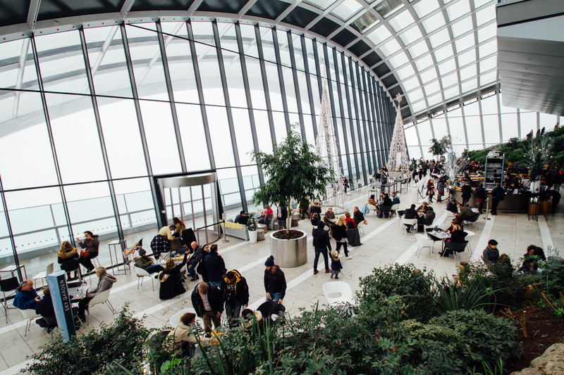 tourists, architecture, lifestyles, urban, glass, 5K, commerce, shopping, crowd, adults, skyscraper, modern, chairs, nature, real people, indoors, public