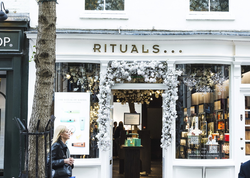 people, leisure activity, united kingdom, lifestyles, 2K, building exterior, shop, waist up, england, adult, built structure, store, text, business, western script