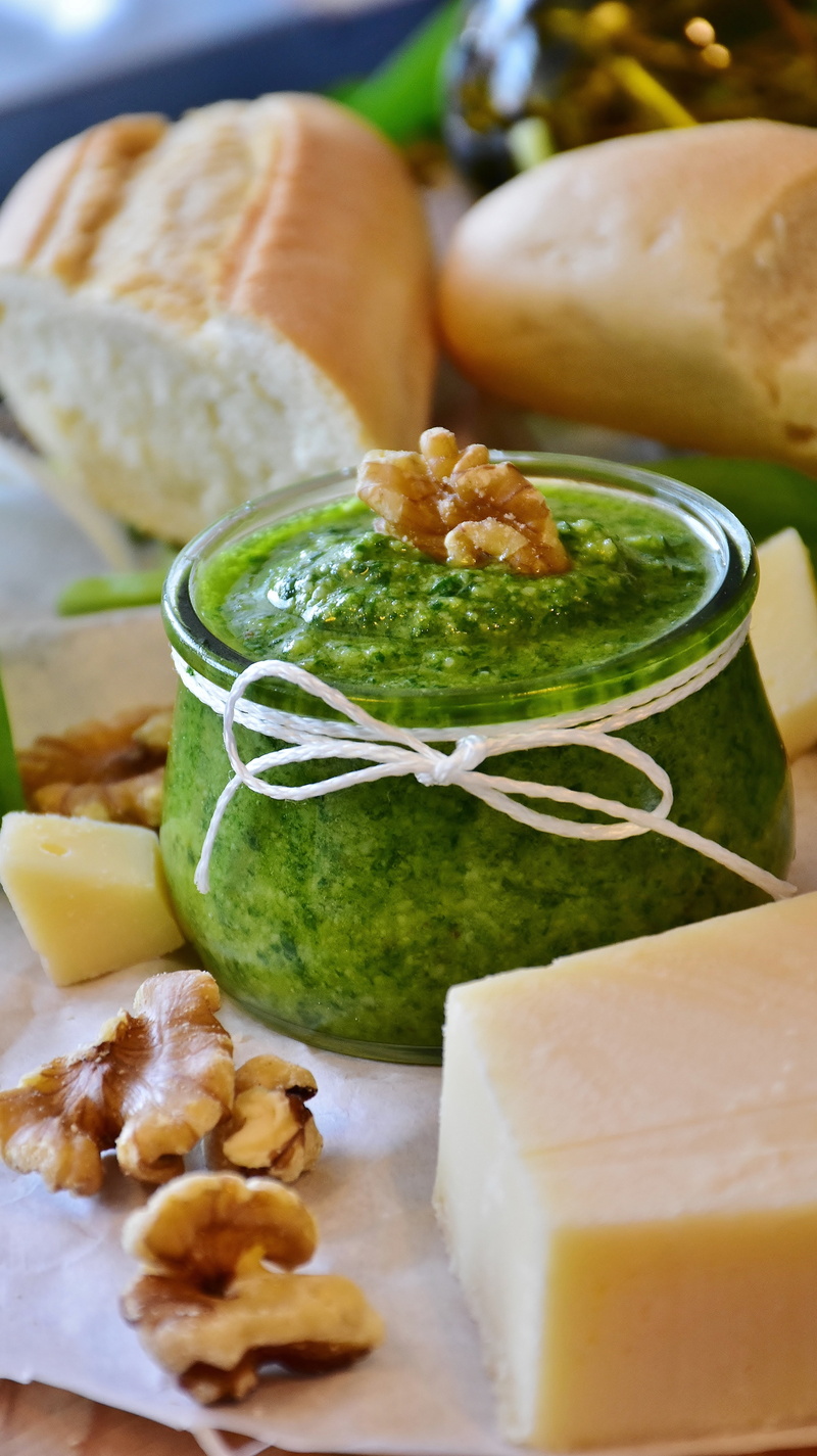 vegetable, frisch, 5K, plate, the spring food plant, temptation, kitchen herb, smell, oil, young leaves, appetizer, presto, walnuts, indulgence, bärlauch pesto