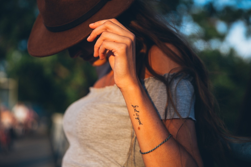 Fashion, hairstyle, adult, focus on foreground, beautiful woman, Women, woman, midsection, hair, casual clothing, Hat, clothing, nature, outdoors, 4K