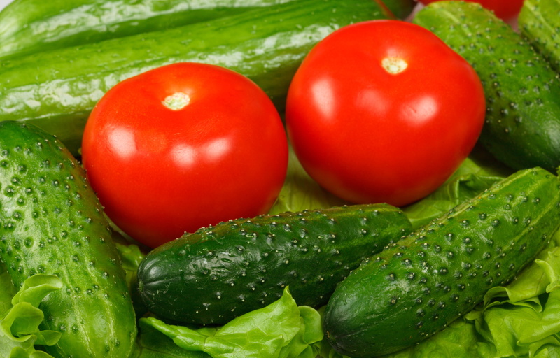 fruit, freshness, indoors, green Color, ingredient, water, food, lettuce, nature, leaf, eating, tomato, green bell pepper, ripe, vegetarian Food, red, wood - Material