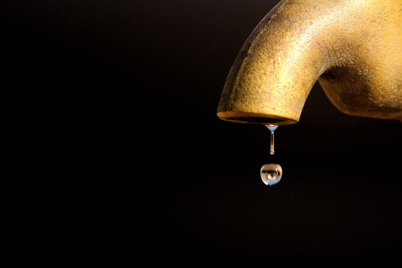 studio shot, pouring, activity, indoors, close-up, copy space, dew, refreshment, food and drink, freshness, brass, water, cut out, falling, drink, dripping