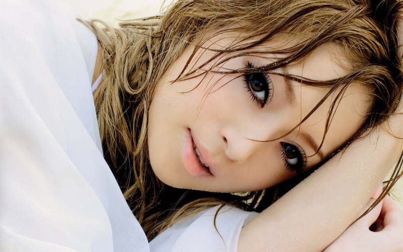 women, bed, indoors, ayumi hamasaki, 720P, portrait, wet hair, beautiful woman, sand, lifestyles, looking at viewer, beauty, innocence, one person, hair