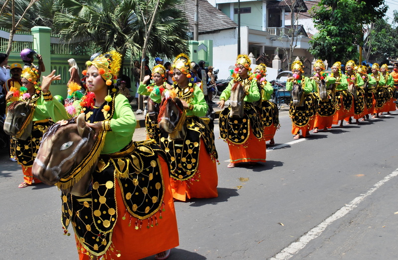 large group of people, festival, crowd, real people, incidental people, lifestyles, women, group of people, traditional, uniform, city, tomcat, celebration