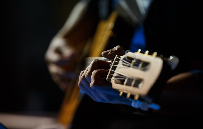 playing, acoustic, performance, nightlife, one person, skill, brown, arts culture and entertainment, string, human hand, indoors, music, 5K, plucking an instrument