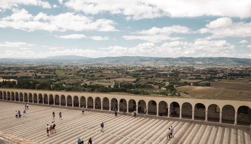 crowd, real people, the past, scene, assisi, sky, clouds, architecture, large group of people, built structure, basilica, land, women, cloud - sky, umbria