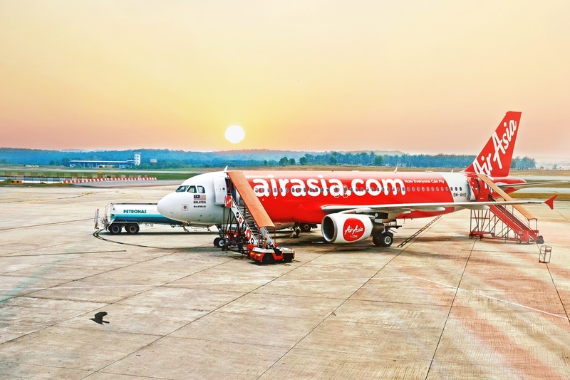 accidents and disasters, sunshine, 2K, red, airplane, ground, western script, land vehicle, air vehicle, motor vehicle, airport, airasia, travel, copy space