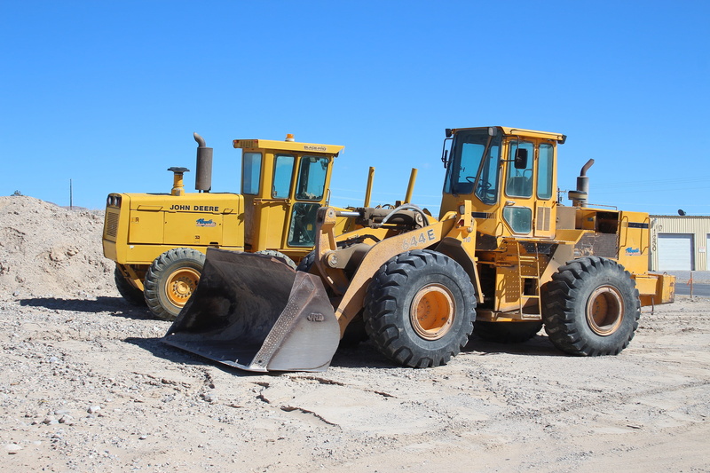 5K, construction site, sunny, land vehicle, machinery, vehicle, wheel, blue, day, Bulldozer, clear sky, earth mover, no people, construction industry