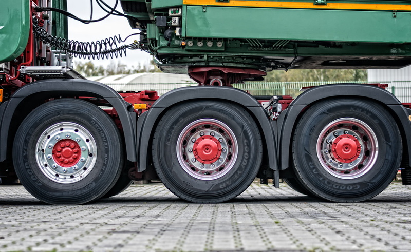 no people, freight, green, mature, land vehicle, transportation, close-up, freight transportation, daytime, black, heavy duty, motor vehicle, semi-truck