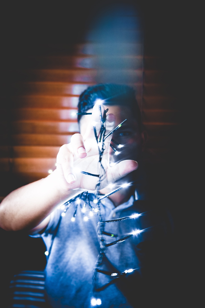 portraits, vivid, human body part, arts culture and entertainment, room, eyes, men, real people, musical instrument, color, human hand, tree, finger, estados unidos