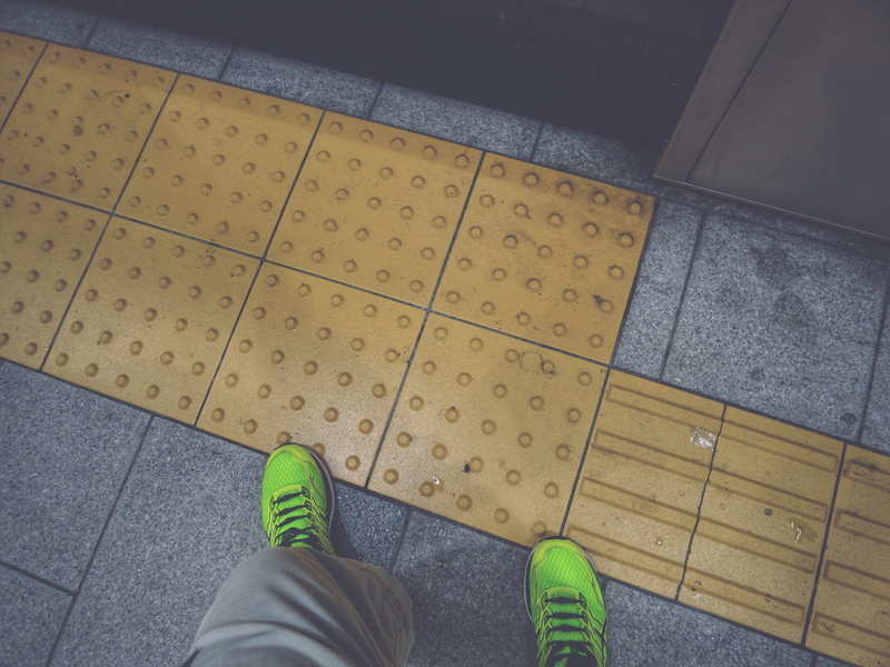 japan, indoors, real people, lifestyles, ligne, sport, sneakers, limit, wait, low section, frontière, shoe, step, grey, jeans, feet, body part, men, line