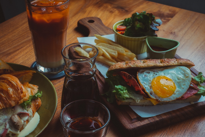 breakfast, side, siding, beverage, wooden, indoors, cup, fries, sausages, fried egg, serving size, sandwich, sunyy, healthy eating, food and drink, 4K