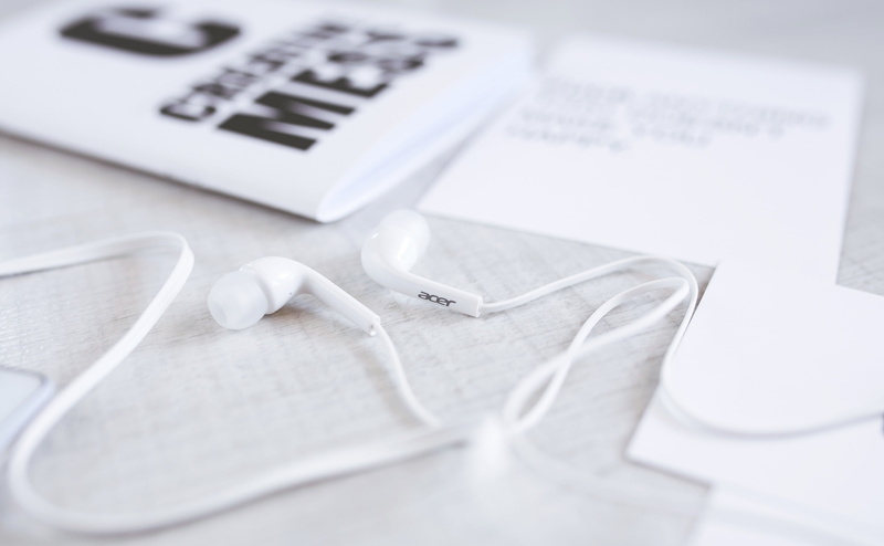 Music, scissors, western script, Listening, Light, small group of objects, white color, Others, close-up, table, business, indoors, selective focus, Tech