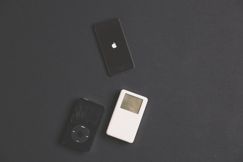 adapter, connection, smart phone, computer, apple, ipod, ipod shuffle, cell phone, technology, hardware, still life, copy space, audio speaker, high angle view