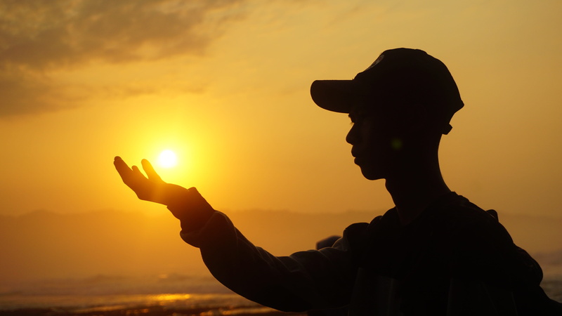 nature, beauty in nature, orange color, sky, human body part, side view, water, silhouette, sea, back lit, sunlight, 5K, sunset, bach, man, walking, mid adult
