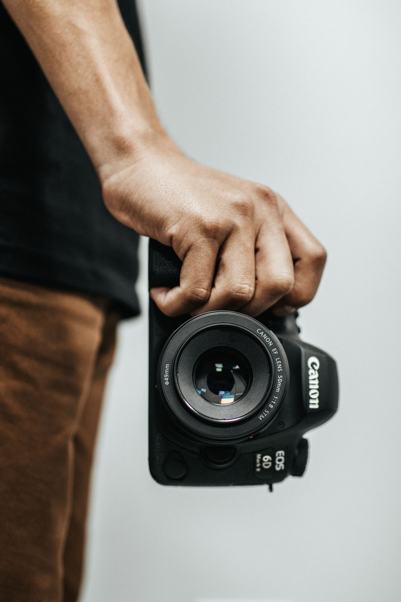photographer, dslr, canon, one person, 5K, hand, black, indoors, man, person, human hand, technology, human limb, photographing, photography themes, adult