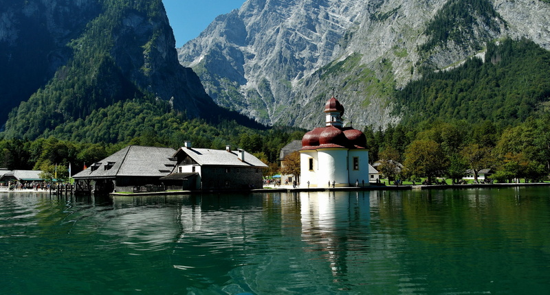 mountain range, mountain, tree, landscape, non-urban scene, alpine, waterfront, königssee, outdoors, reflection, scenics - nature, building exterior, watzmannostwand