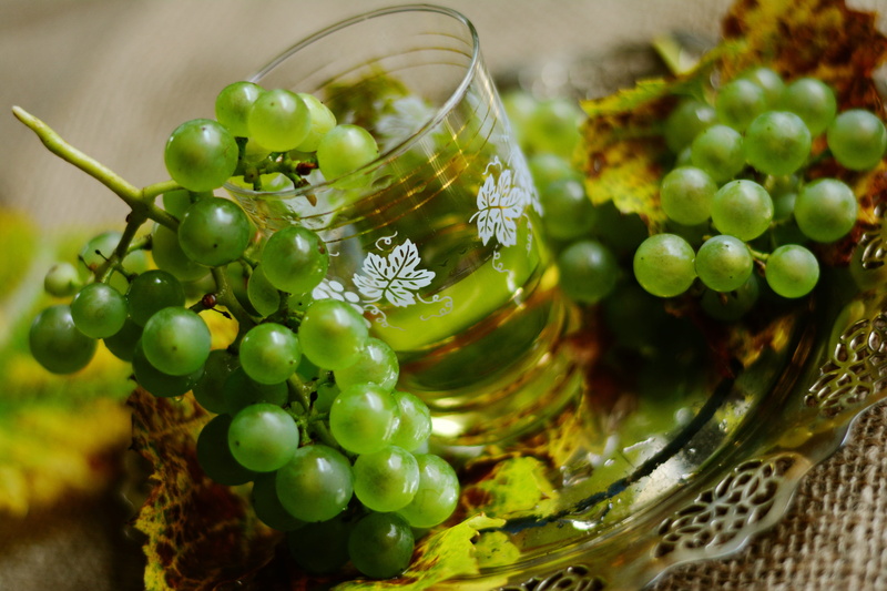 healthy eating, green, glass, winegrowing, freshness, vines, leaves, green color, water, table, food and drink, fruit, green grapes, close-up, grapes, autumn