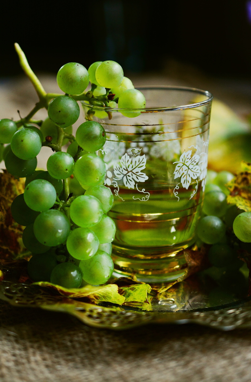 healthy eating, food and drink, selective focus, vines, focus on foreground, indoors, grapes, close-up, household equipment, table, alcohol, green color