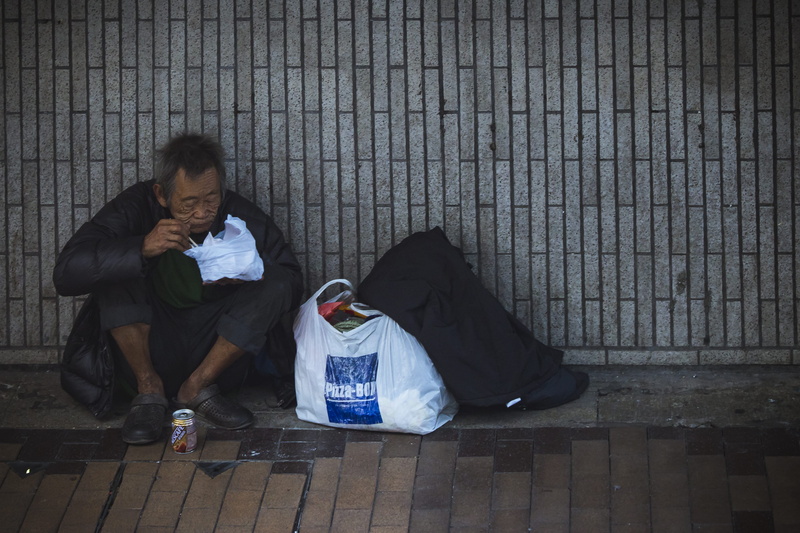 street, lifestyles, front view, leisure activity, man, wear, homeless, poverty, elderly man, homelessness, male, architecture, eating, position, day, sitting