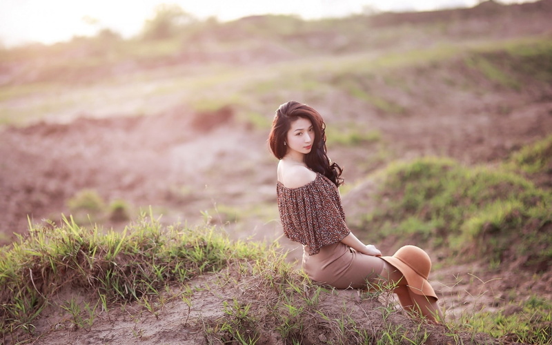 hat, looking at camera, women, full length, wearing, field, beauty, beautiful woman, young women, fashion, nature, leisure activity, brown, lifestyles