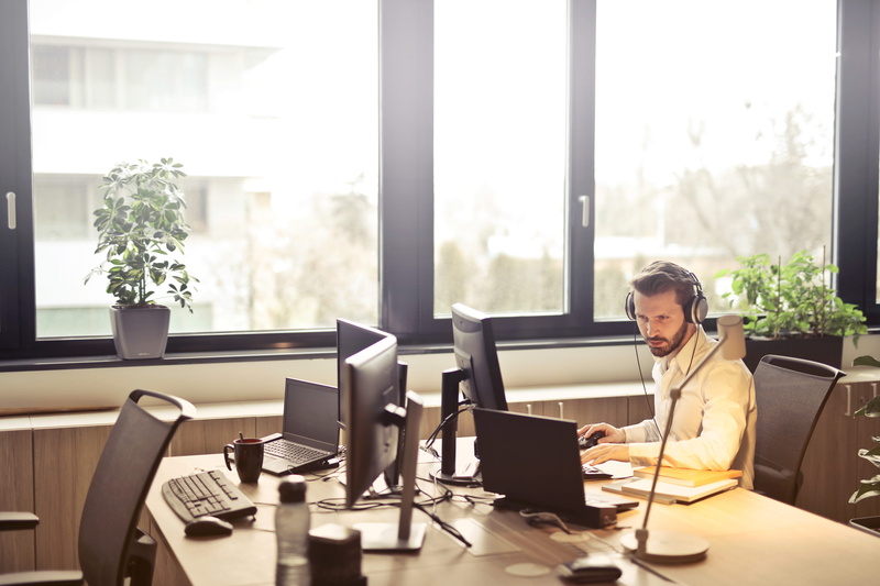 businessman, man, digital, Office, computer table, work, Listening, room, table lamp, sit, using laptop, people, daytime, indoors, 2K, working, 30-35 years old