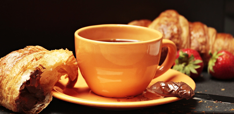 benefit from, bread, teacup, postcard, frisch, have breakfast, refreshment, saucer, no people, sweet Food, coffee, croissant, orange, wood - Material, breakfast