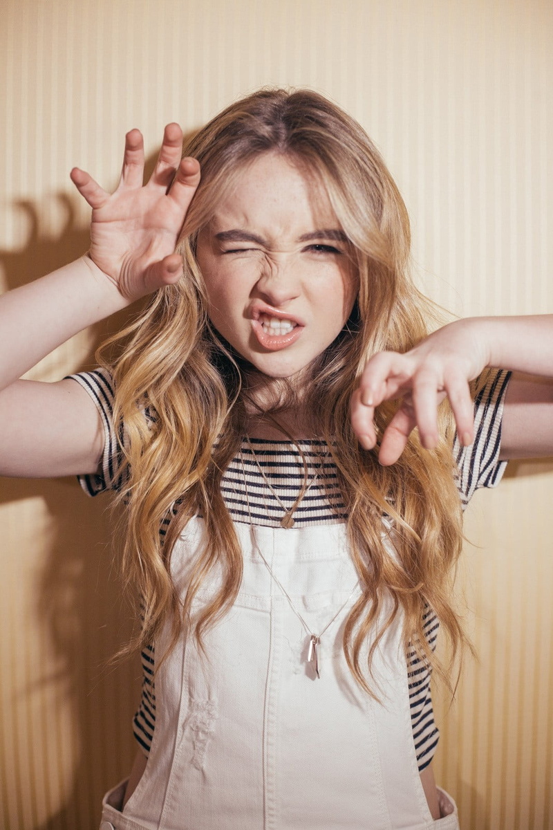 smiling, hand, hairstyle, emotion, waist up, beautiful woman, Sabrina Carpenter, adult, child, arms raised, eyes closed, happiness, human arm, positive emotion
