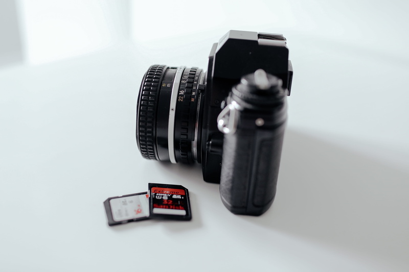 camera - photographic equipment, digital camera, sd card, no people, camera, minimalist, surface, creativity, activity, tarjetum, technology, lens - optical instrument