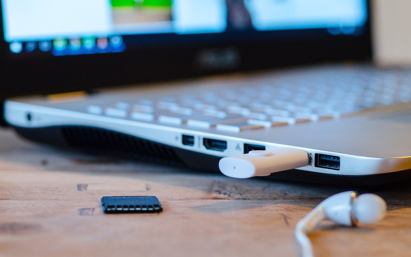 no people, sd, selective focus, u, photo, computer equipment, desktop pc, keyboard, table, indoors, disk, connection, hd, furniture, 2K, headset