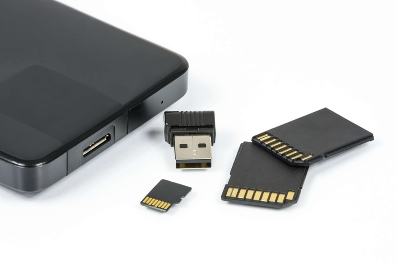 white background, business, storage, laptop, studio shot, computer keyboard, device, cut out, electrical equipment, copy space, close-up, no people, wireless technology